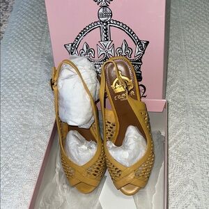 Vintage Crown Vintage Mustard Woven Peep-Toe Heels